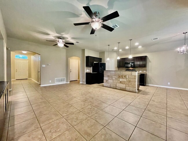 Building Photo - Immaculate Home In A Great Neighborhood!