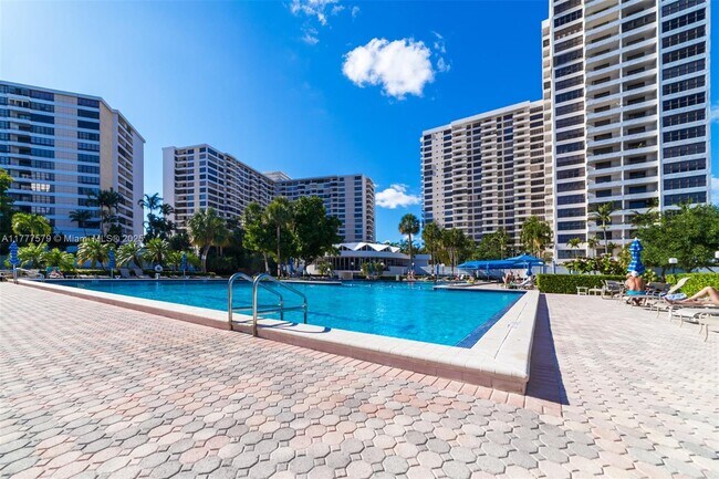 Building Photo - 2500 Parkview Dr