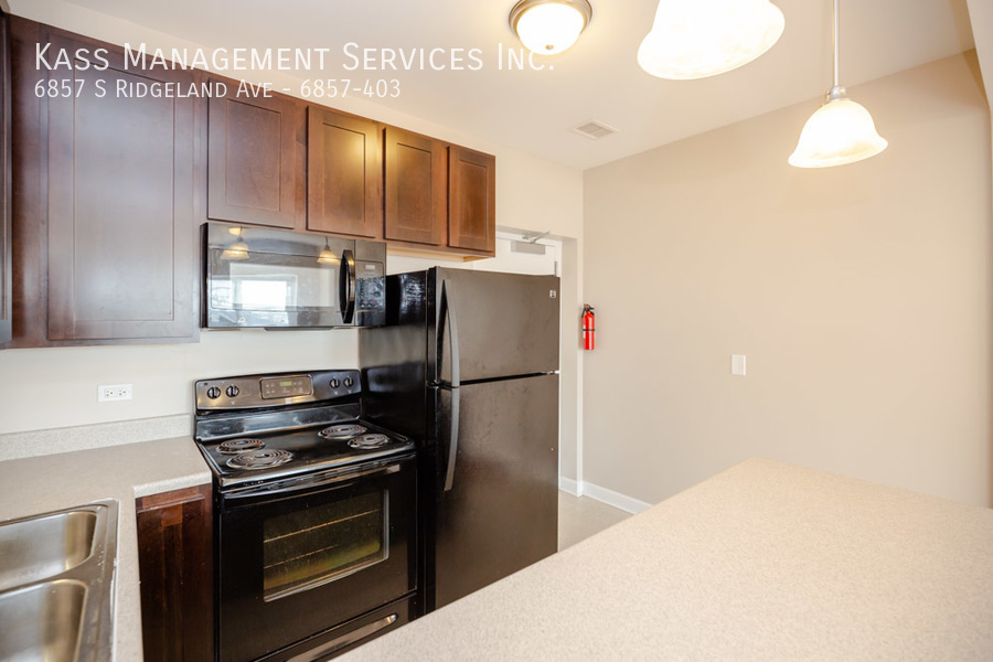 Primary Photo - Jaw Dropping 3bed! Laundry On Site, Hardwo...