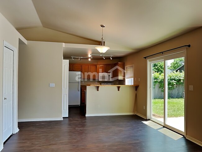 Building Photo - 1319 N Sandlin Ave
