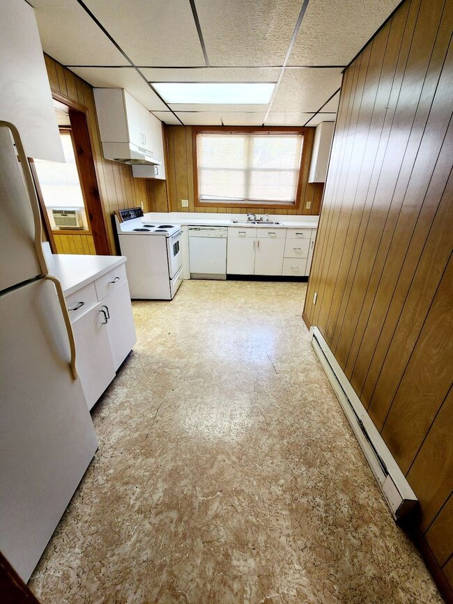 Building Photo - Woodburn. 2 Bedroom, 1 Bathroom Apartment ...