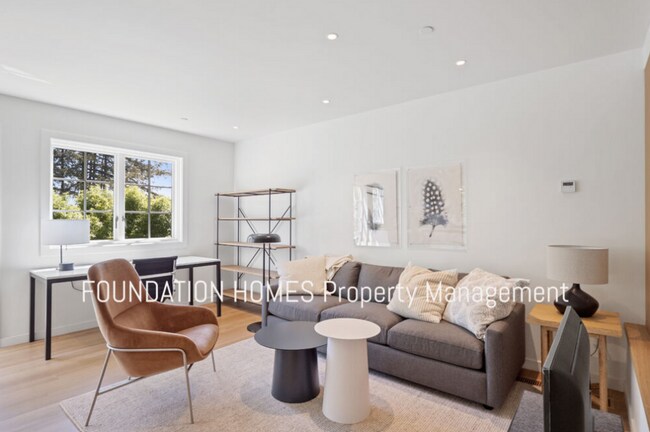 Building Photo - Stunning, Newly constructed, Modern 1BD/1B...