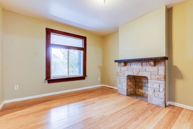 Photo - 405 Edgemont House