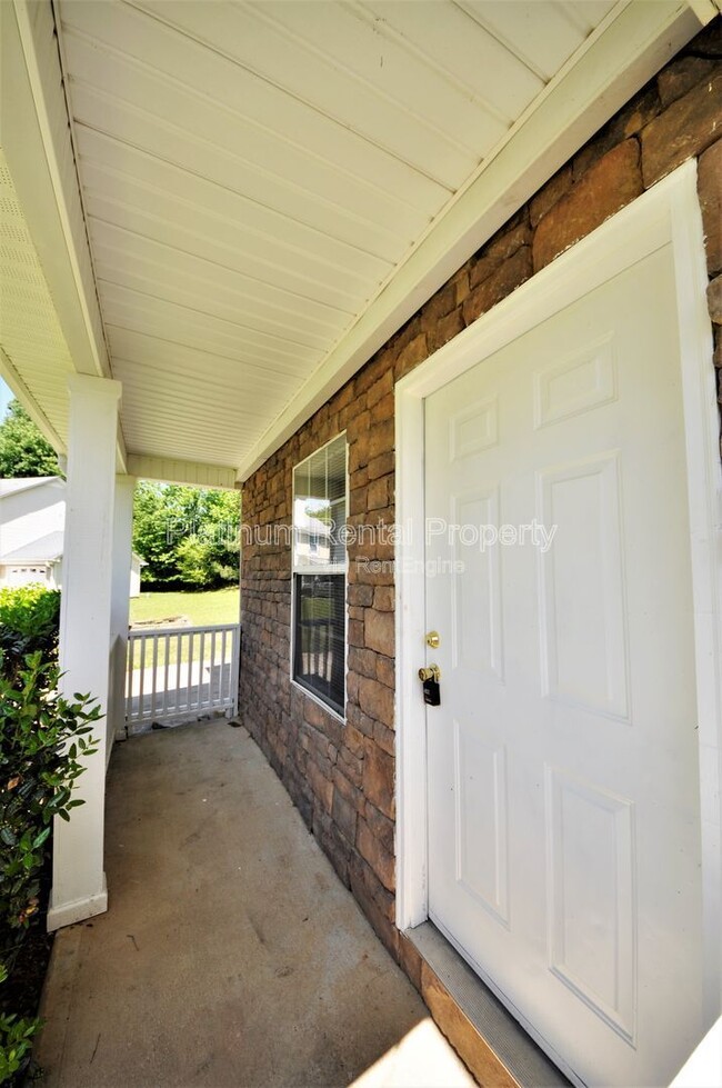 Building Photo - 9260 Golf View Dr