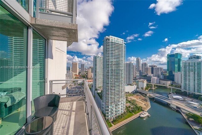 Foto del edificio - 690 SW 1st Ct