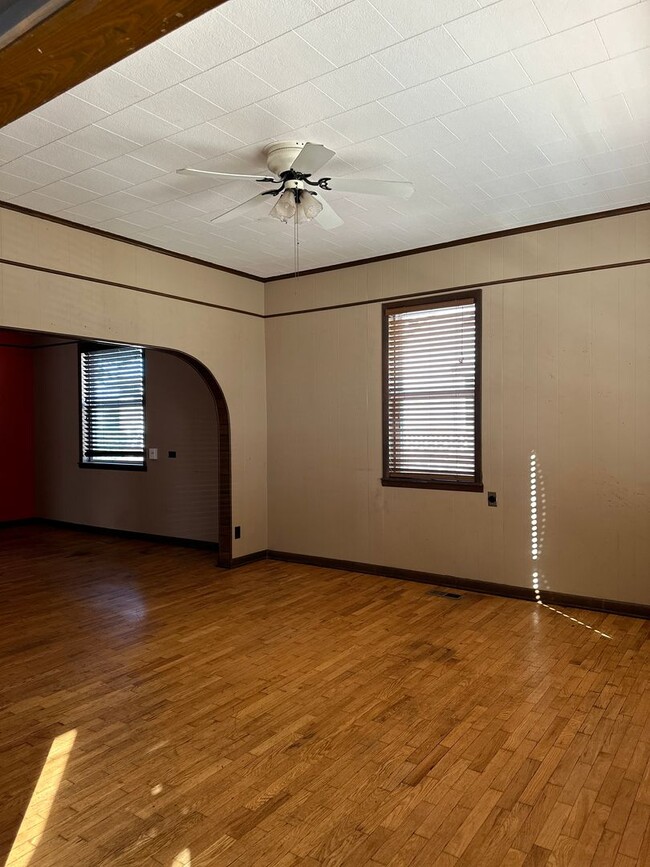 Building Photo - 622 S 6th St
