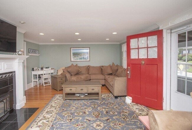 Building Photo - 63 Glades Rd