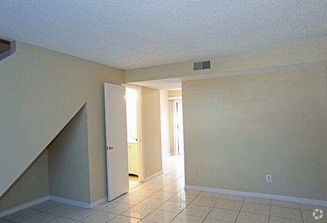 Sala de estar enfrente de la cocina - Temple Crest Townhomes