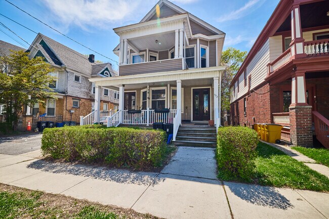 Building Photo - 370-372 Morris St
