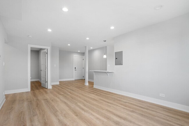 Building Photo - 2327 W Lunt Ave