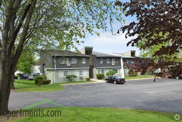 Building - Camelot Square Apartments
