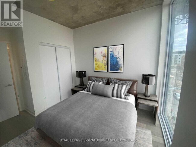 Photo du bâtiment - 1808 St Clair Ave W