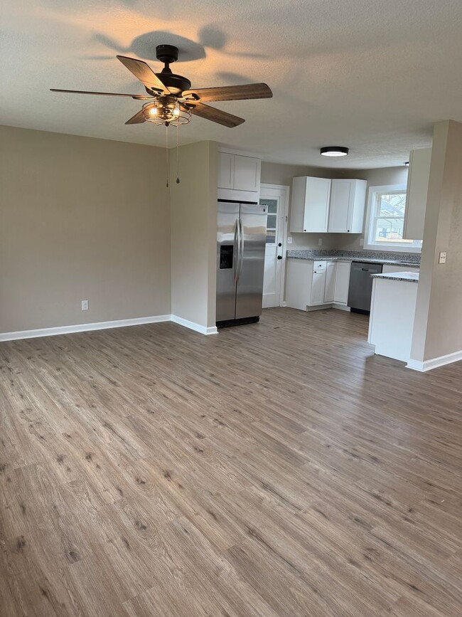 Building Photo - Freshly updated in East Ridge