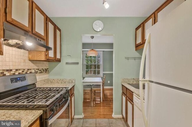 Building Photo - 3846 Lyndhurst Dr