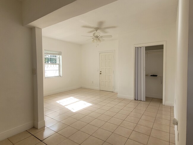 Building Photo - 1634 NW 29th Ct