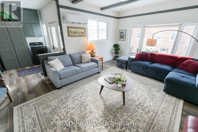 Building Photo - 72 Sykes St N