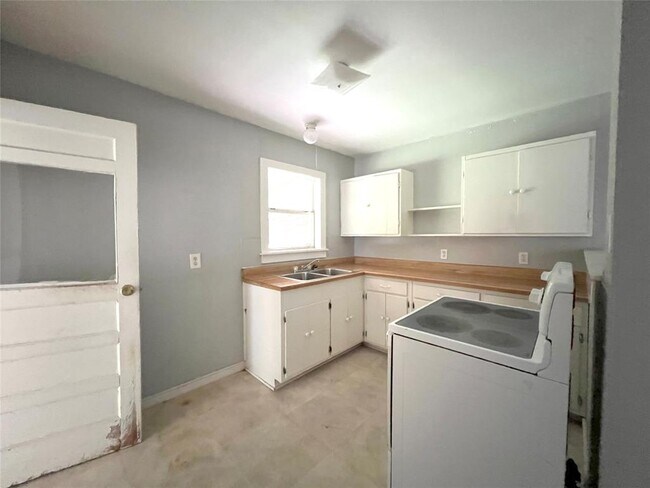 Building Photo - 406 Omega St