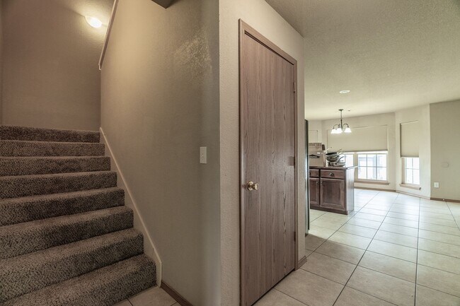 Foto del edificio - 4 Bedroom 2.5 Bath Townhome near UofA!  Fenced yard coming soon!!
