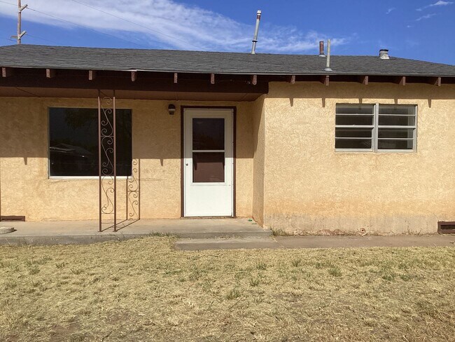 Building Photo - Located in Portales and near ENMU Campus! ...