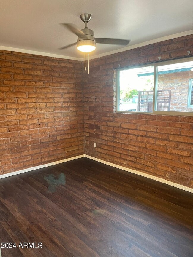 Building Photo - 1006 S Dorsey Ln