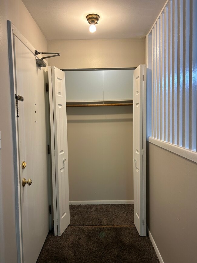 Building Photo - 555 Hill Dr