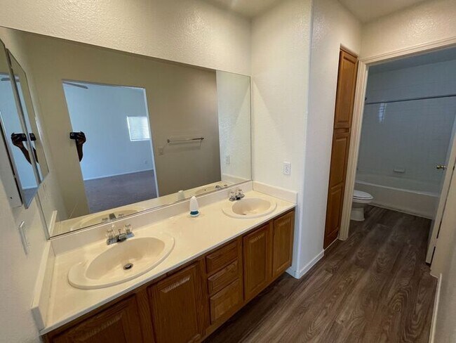 Foto del edificio - First Show: The first open showing is on 1/14 at 3PM. Please be prompt. We will be processing any...