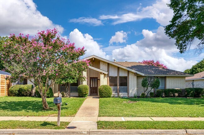 Building Photo - SPACIOUS 4 BEDROOM WITH A POOL LOCATED IN ...