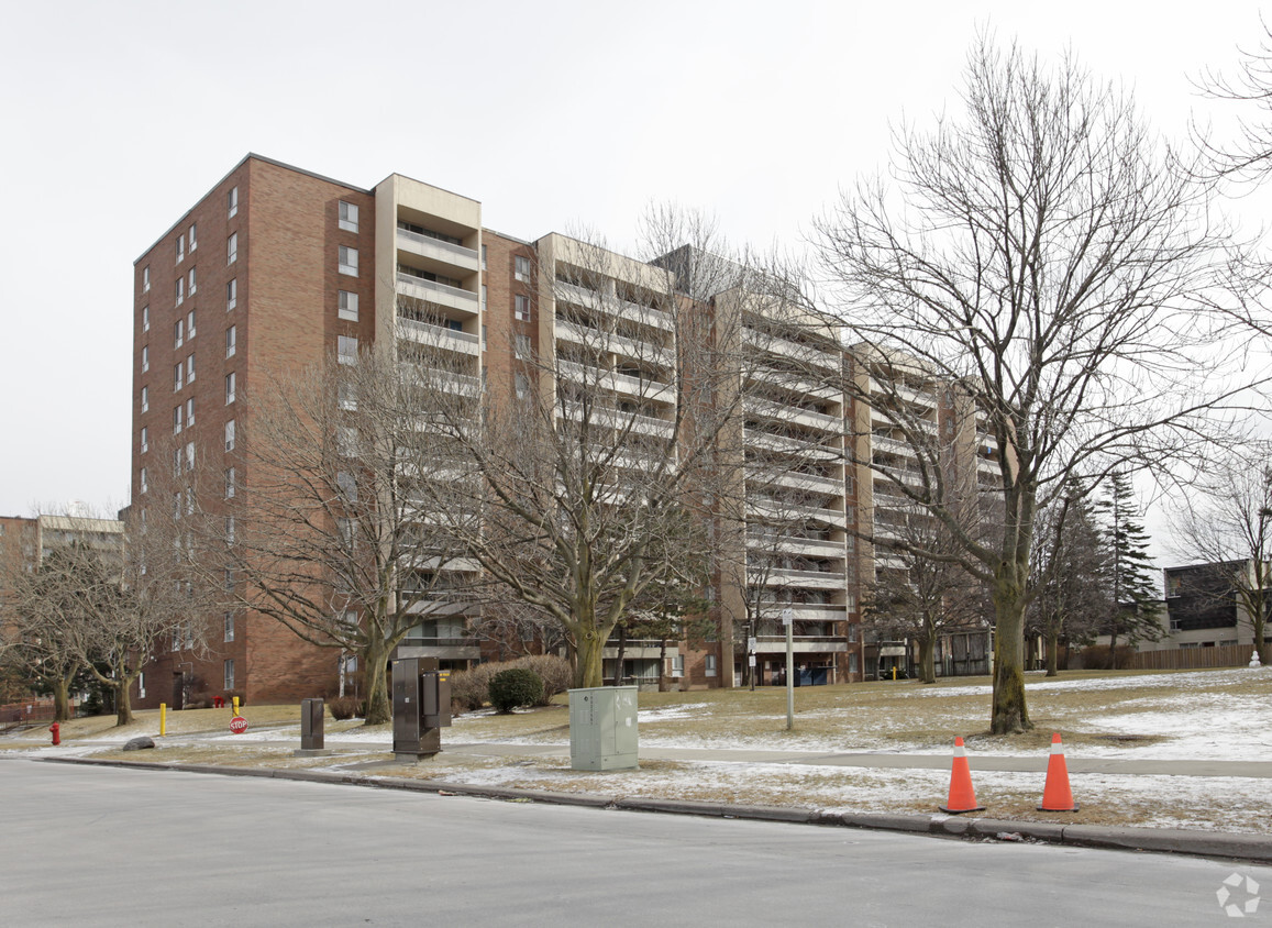 Building Photo - 27-35 Four Winds Dr