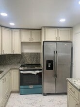 Building Photo - 901 NE 14th Ave