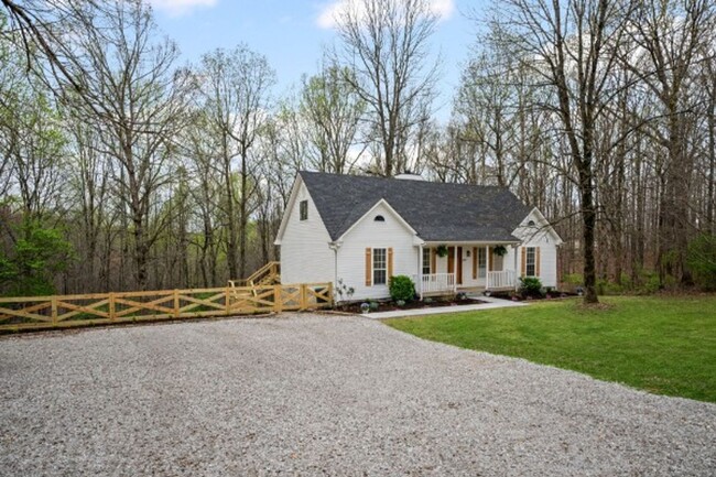 Building Photo - Country Living on 5 Acres