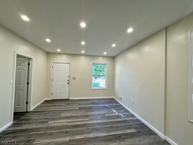 Building Photo - 628 Lincoln Ave