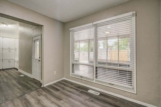 Foto del edificio - Stylish 2-Bed Duplex Near I-40 with Deck, ...