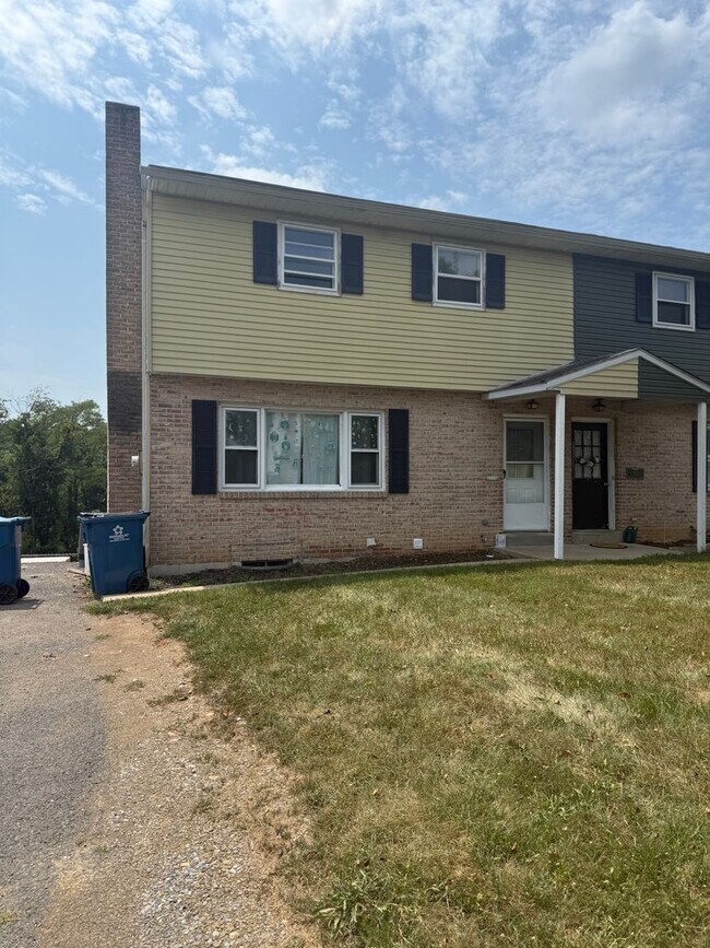 Foto del edificio - Spacious 4 Bedroom 2 1/2 bathroom Townhome