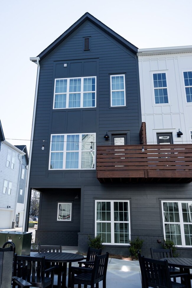 Building Photo - Luxury, modern downtown 2 bedroom availabl...