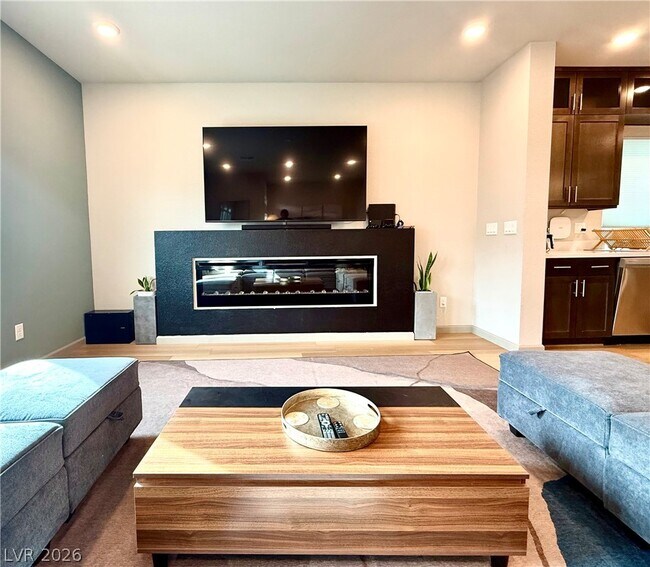 Foto del edificio - 8044 Carpenter Creek Ave