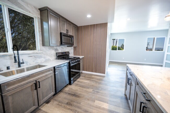 Foto del edificio - 4811 Iroquois Ave