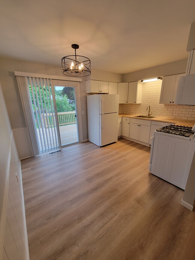 Kitchen/dining - 5666 Roseworth Ct SE