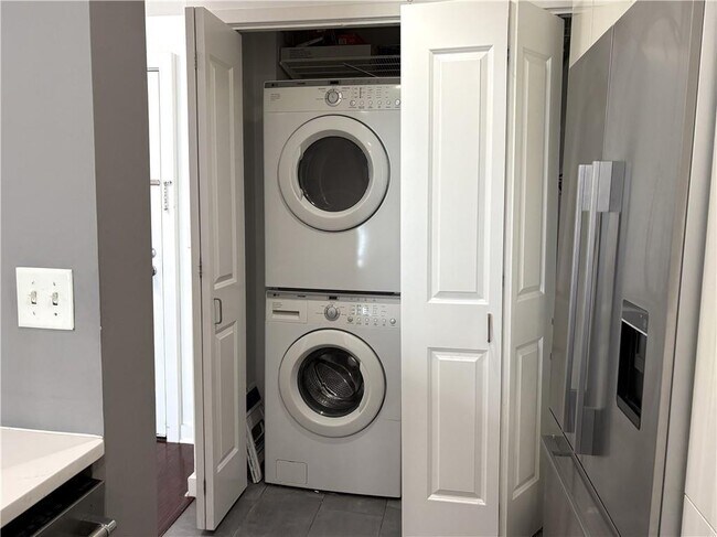 Building Photo - 3338 Peachtree Rd NE