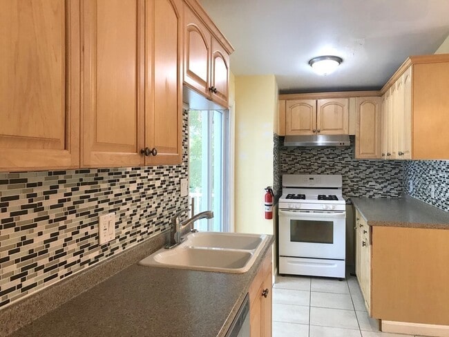 Building Photo - 8 Thayer Pl