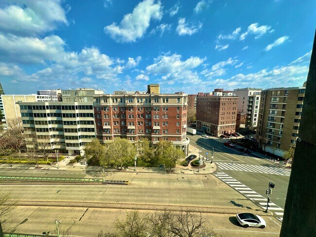 Building Photo - FREE RENT! Fantastic 1 Bed with Den/Office/Additional Sleeping area! Conveniently located near Du...