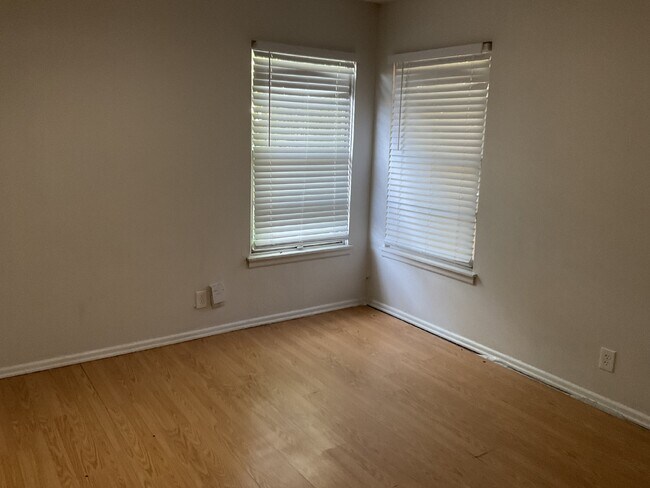 Building Photo - Quaint and Charming 3 bed/2 bath