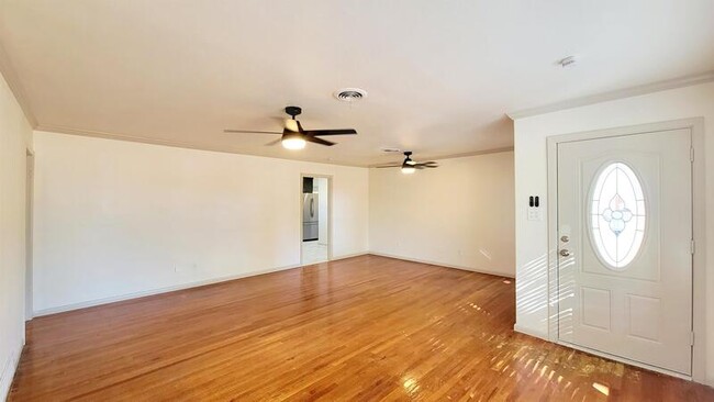 Building Photo - 2308 Holsum Cir