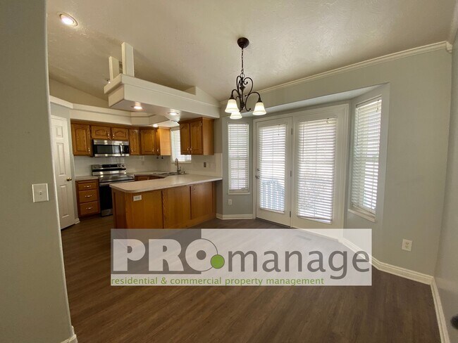 Foto del edificio - 4149 Birchwood Cir