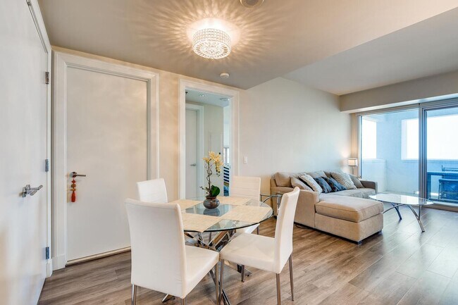 Foto del edificio - Luxury 2BR/2BA Condo on the 25th Floor with Stunning Strip Views & Resort-Style Amenities!