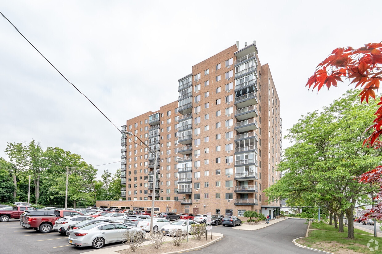 Primary Photo - Parkway Condominiums