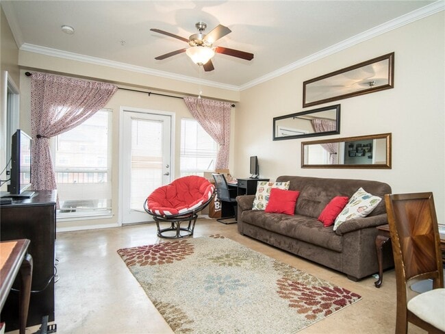 Building Photo - 910 W 25th St