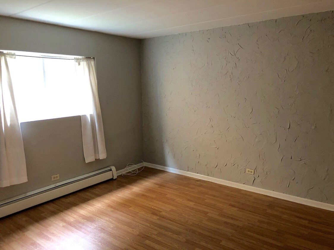 Primary Photo - Well Maintained 1 Bedroom/1 Bath Unit Grea...