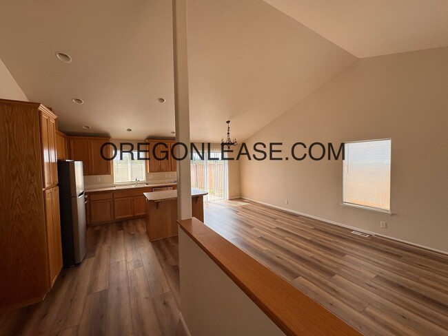 Building Photo - Newly remodeled West Eugene Home