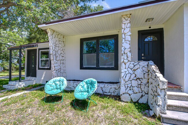 Building Photo - 5325 8th Ave S