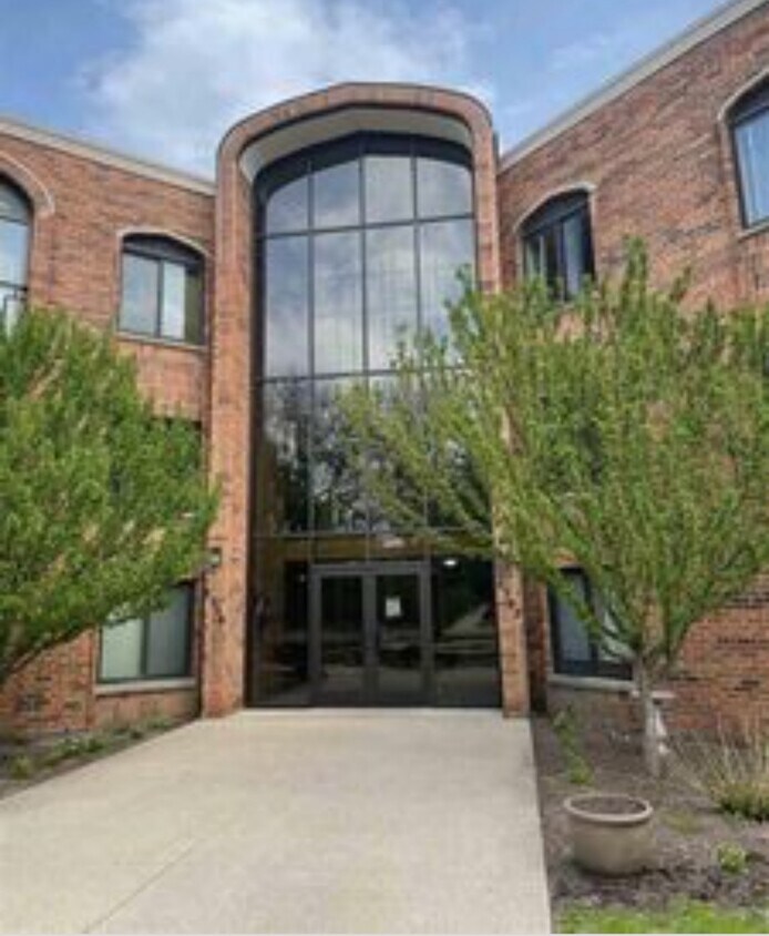 Foto principal - 6302 Mineral Point Rd